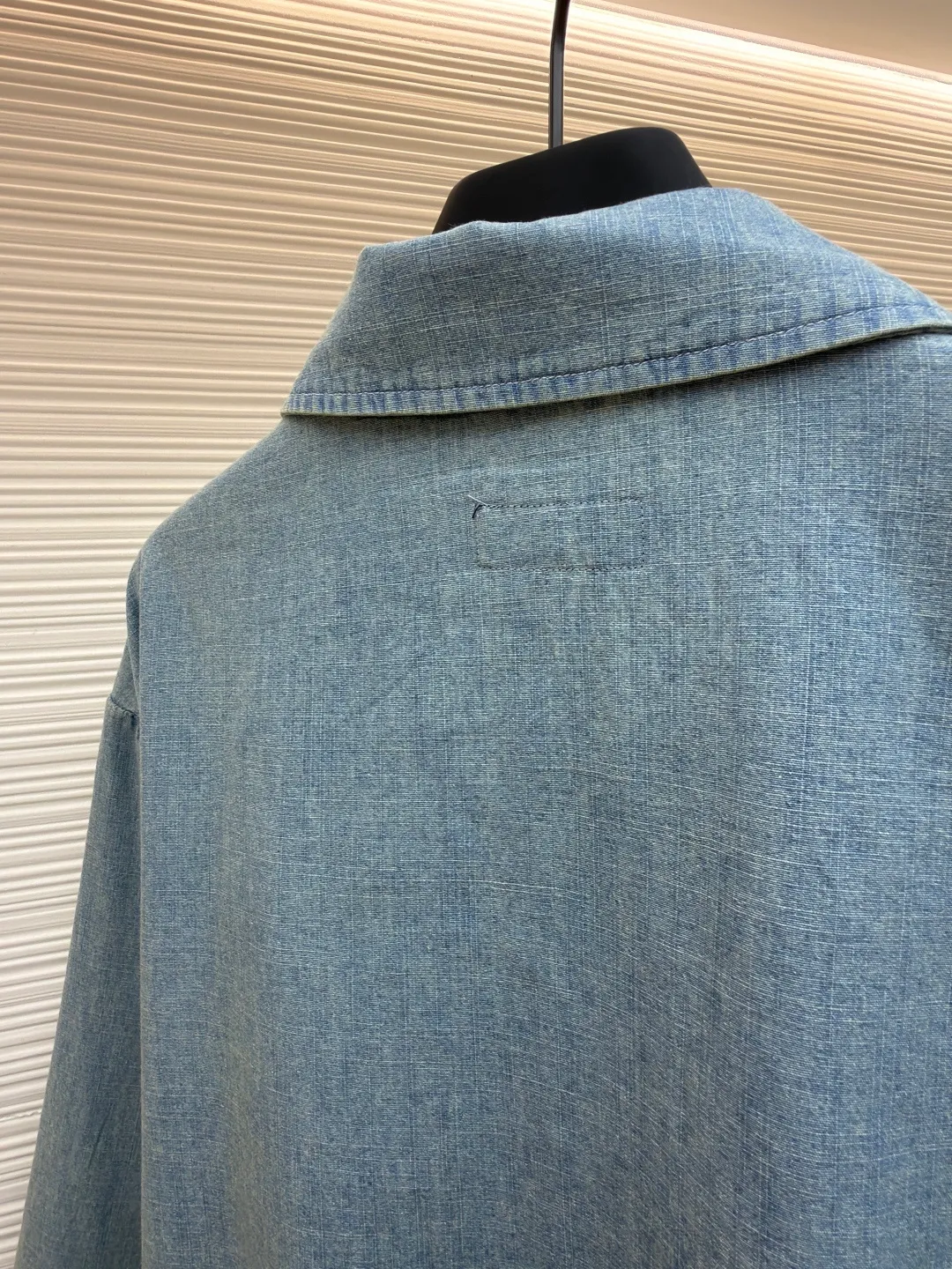 Ralph Lauren colorful embroidered denim jacket ●Original version: Purchased and developed for 2690 ●Item number: 1681834-B15 ●Material: cotton denim fabric ●Technology: embroidery production ●Color: blue ●Version: Fitted version ●Weight: about 460 grams ●Size: S-M-L-XL ●Description: Custom dyed cloud-like plain cotton denim Soft and silky Comfortable and skin-friendly Mist indigo A denim poem dyed with time The exquisite colorful pony logo on the left chest jumps into indigo, which is highly recognizable. It carries an atmosphere of freedom and vitality. It is a symphony of pure and smart colors. The neckline is neatly folded. The details that are stunning at a glance are critical. The classic is reconstructed with a neat silhouette. Even walking is designed to be easy. Imported machine embroidery technology is used. Advanced computer control systems and precision mechanical components are used to realize colorful pony embroidery operations. High precision. The lines are smooth and delicate. The template machine opens the bag. The preset template guides the position, shape and size of the bag opening. The accuracy ensures the quality of the bag opening effect. The hem is made at one time using a three-needle waist-drawing machine. The elastic band and the fabric are sewn together in the same process using the special needle position and feeding mechanism of the machine. The three-needle design is stronger and can evenly distribute pressure. Make sure the elastic band is closely attached to the fabric, use the washing and frying process, give priority to the special desizing agent, and then soak the fabric in it to evenly receive the sizing. After desizing, finally rinse it. The workmanship is extremely complicated and the loss is high. The overall wiring is straight and delicate, the fabric is comfortable and soft, and the color is consistent without color difference. It can be matched with the same style to create a fashionable look and control various occasions. Customized accessories, complete with three standards, same style for men and women!